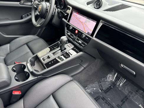 Certified 2026 Porsche Macan AWD/4WD image 18