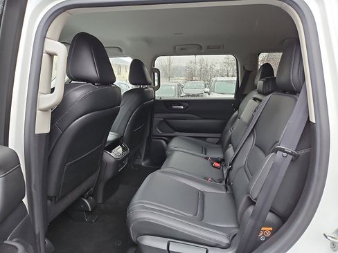 Certified 2025 Nissan Armada SV image 9