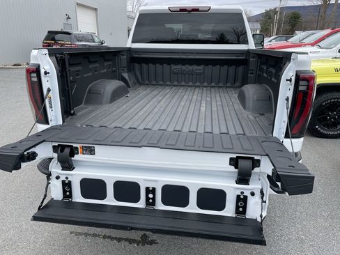 Used 2025 GMC Sierra 2500 AT4 image 39