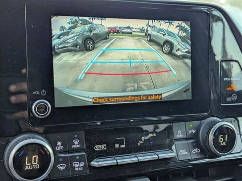 Used 2023 Toyota Highlander XLE FWD image 12