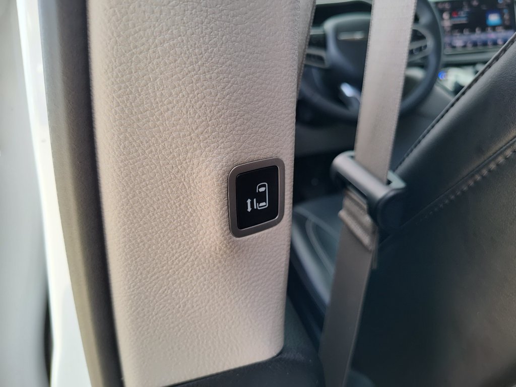 Used 2024 Chrysler Pacifica Limited FWD image 31