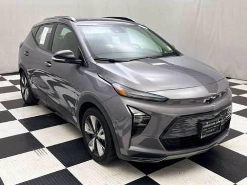 Used 2022 Chevrolet Bolt EUV LT w/ Convenience Package image 2