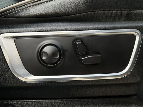 Used 2025 RAM 1500 Laramie image 32