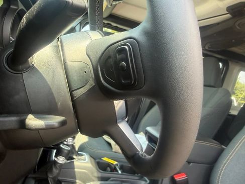 Used 2025 Jeep Wrangler Unlimited Sahara AWD/4WD image 17