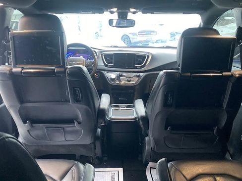 Used 2020 Chrysler Pacifica Touring-L Plus FWD image 10