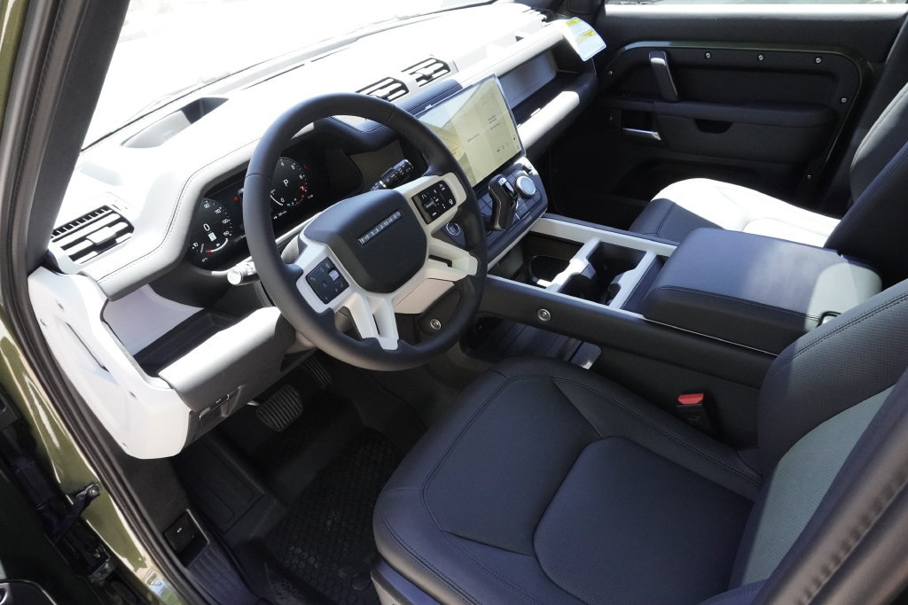 New 2026 Land Rover Defender 110 X-Dynamic SE AWD/4WD image 18