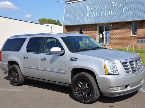 Used 2011 Cadillac Escalade ESV Premium AWD/4WD image 4
