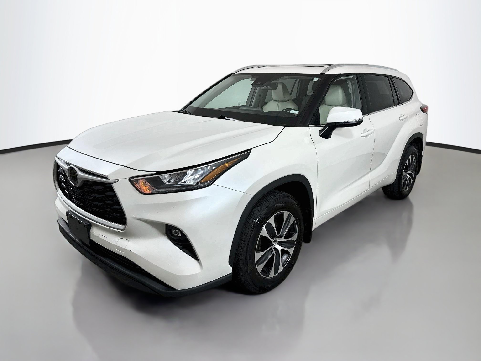 Used 2020 Toyota Highlander XLE AWD/4WD image 3