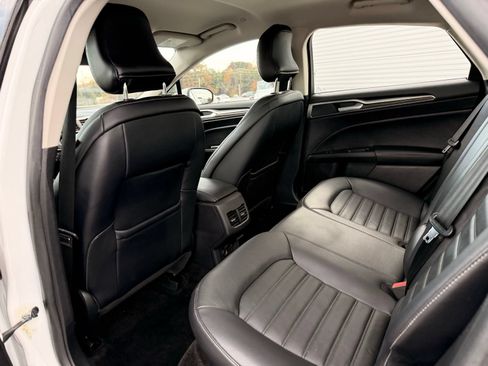 Used 2017 Ford Fusion SE w/ Equipment Group 602A FWD image 15