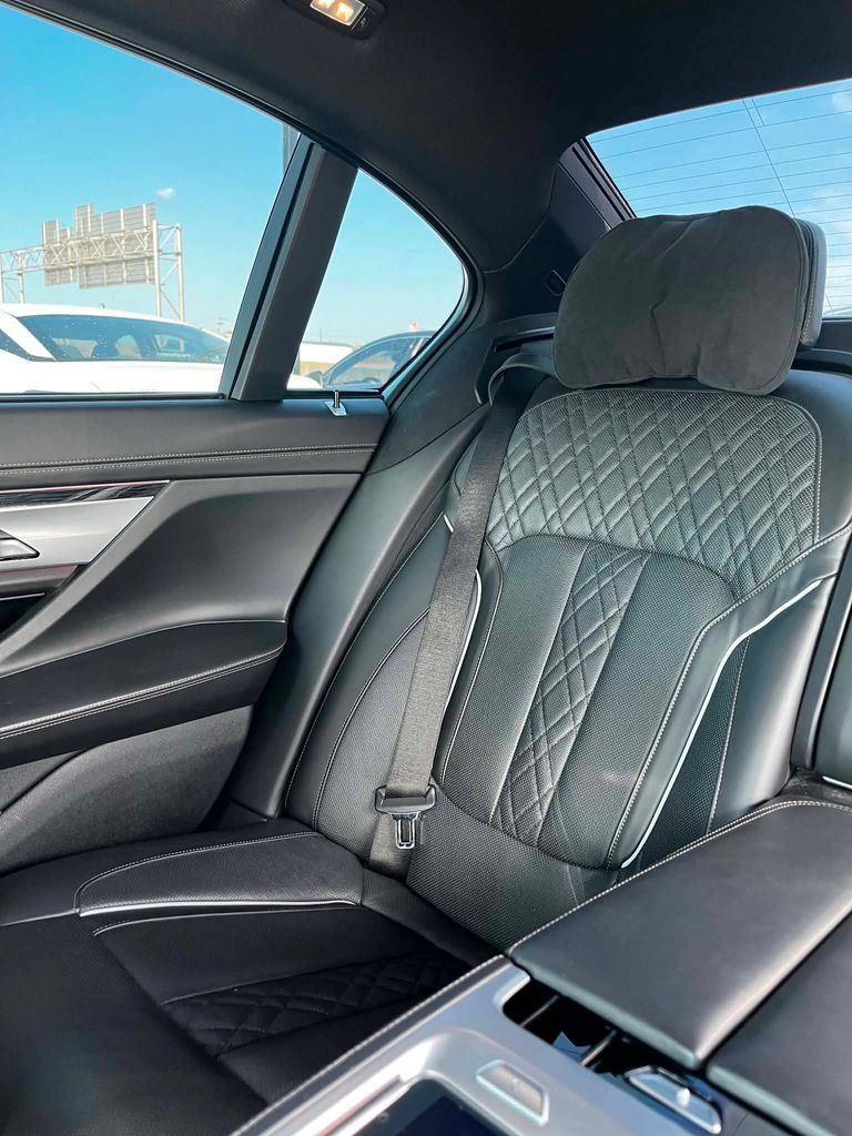 Used 2018 BMW 750i xDrive AWD/4WD image 15
