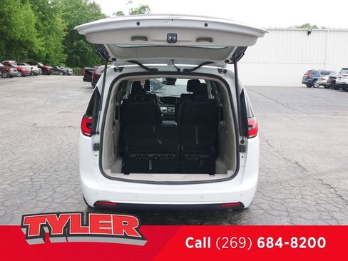 Used 2023 Chrysler Pacifica Touring-L FWD image 17