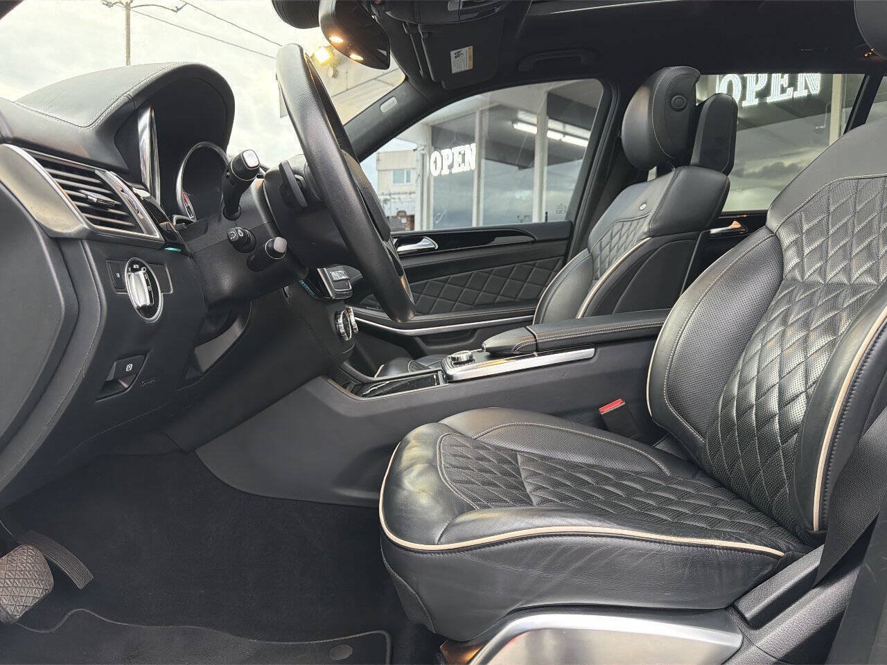 Used 2015 Mercedes-Benz GL 550 4MATIC w/ Driver Assistance Package image 42