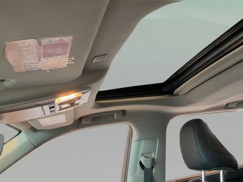 Used 2023 Toyota Highlander XLE FWD image 28