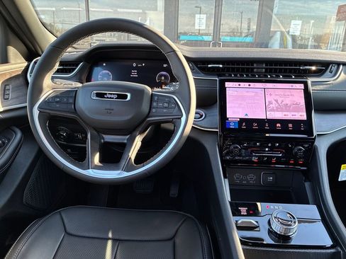 New 2025 Jeep Grand Cherokee Limited w/ Luxury Tech Group II image 14