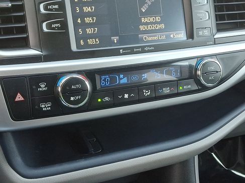 Used 2019 Toyota Highlander XLE AWD/4WD image 17