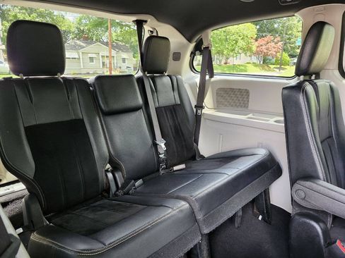 Used 2017 Dodge Grand Caravan SXT FWD image 9