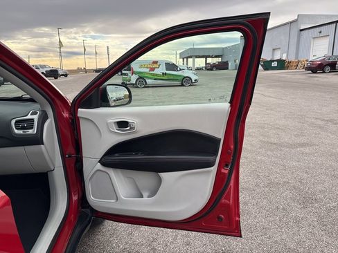 Used 2019 Jeep Compass Latitude w/ Safety & Security Group image 17