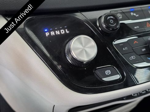Used 2024 Chrysler Pacifica Touring-L FWD image 23