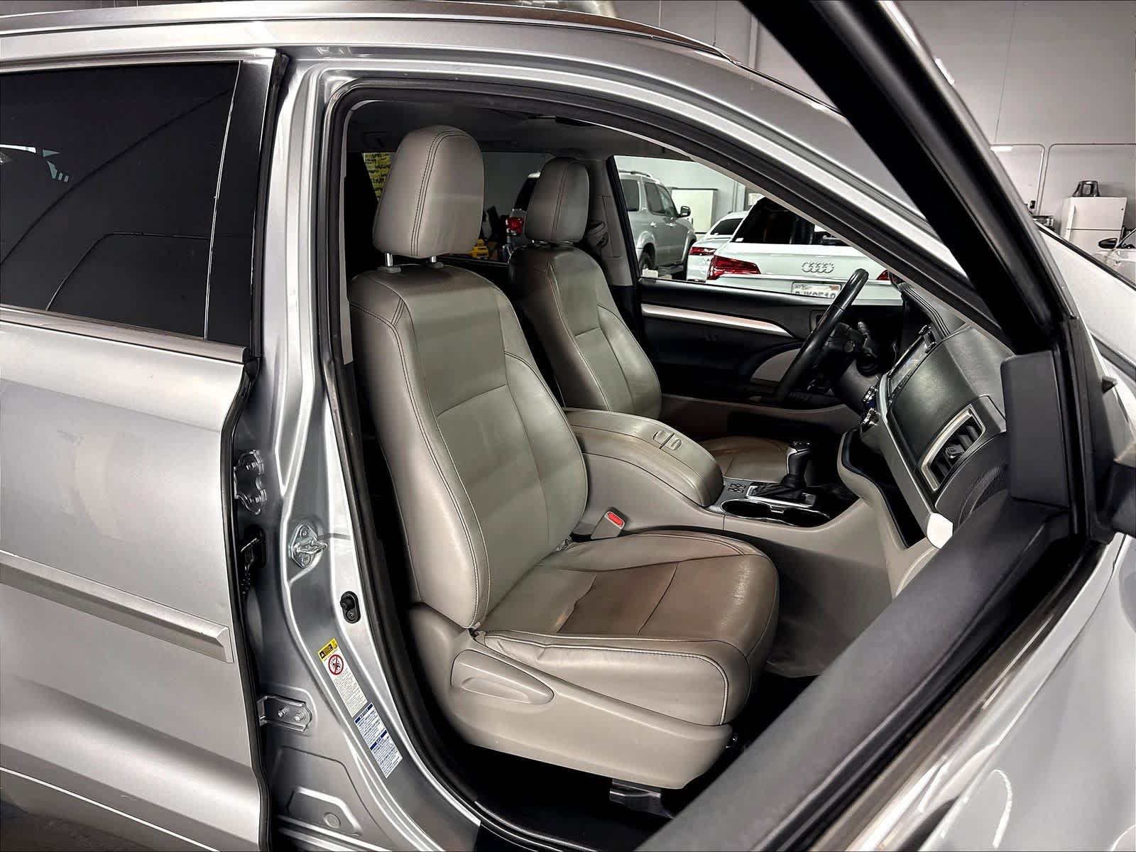 Used 2015 Toyota Highlander XLE AWD/4WD image 10