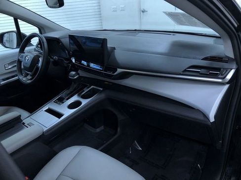 Certified 2025 Toyota Sienna XLE image 24
