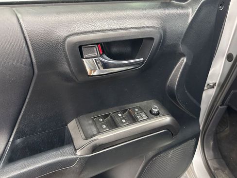 Used 2016 Toyota Tacoma TRD Off-Road w/ Towing Package image 10