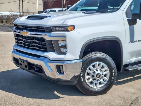Used 2025 Chevrolet Silverado 2500 LT w/ Convenience Package AWD/4WD image 4