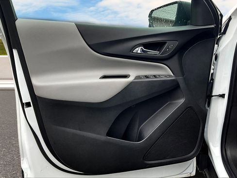 Used 2022 Chevrolet Equinox LS w/ LS Convenience Package image 12