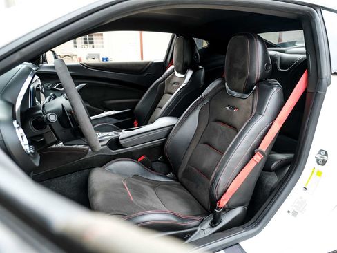 Used 2018 Chevrolet Camaro ZL1 RWD image 32