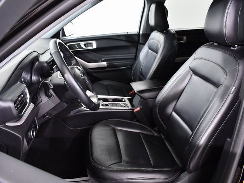 Used 2023 Ford Explorer XLT w/ Equipment Group 202A image 6