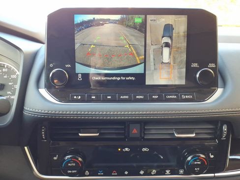 Used 2023 Nissan Rogue SL w/ SL Premium Package image 18