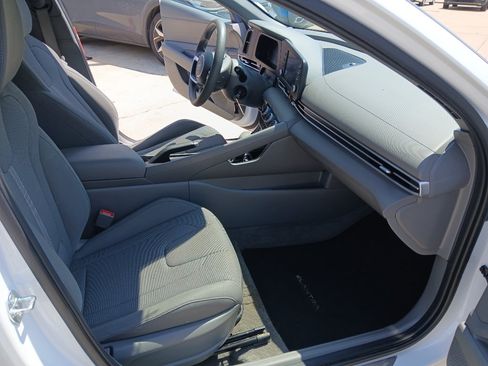 Used 2025 Hyundai Elantra SE FWD image 22