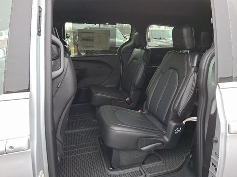 New 2026 Chrysler Voyager LX image 7