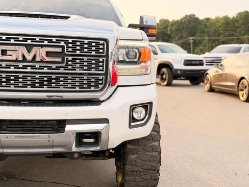 Used 2019 GMC Sierra 2500 Denali w/ Duramax Plus Package AWD/4WD image 14