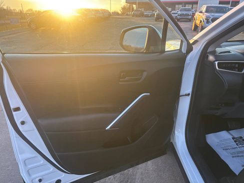 Used 2022 Toyota Corolla Cross LE image 17