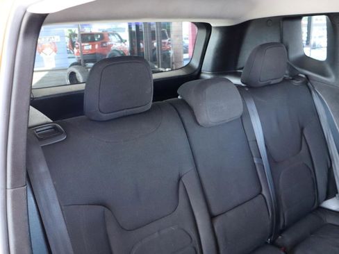 Used 2018 Jeep Renegade Latitude w/ Popular Equipment Group FWD image 34