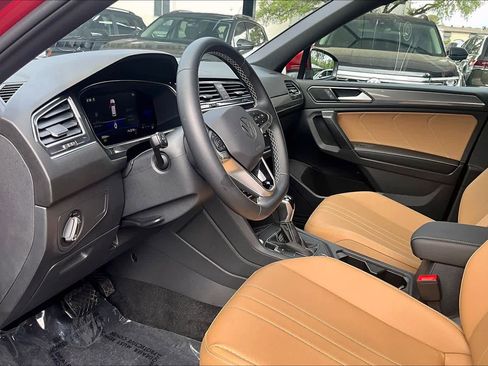 Used 2023 Volkswagen Tiguan SE w/ Panoramic Sunroof Package image 18