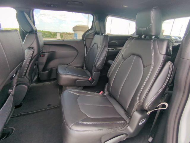 New 2026 Chrysler Pacifica Select FWD image 17