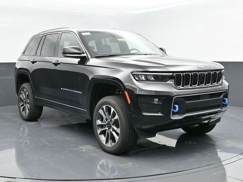 Used 2024 Jeep Grand Cherokee Overland w/ Advanced Protech Group III AWD/4WD image 2