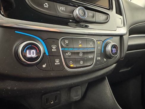 Used 2018 Chevrolet Traverse LT FWD image 28