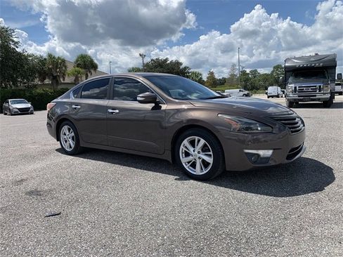 Used 2015 Nissan Altima 2.5 SV w/ Convenience Package image 2