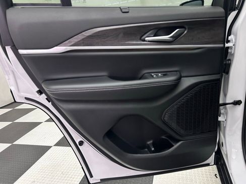 New 2025 Jeep Grand Cherokee Limited w/ Luxury Tech Group II image 18