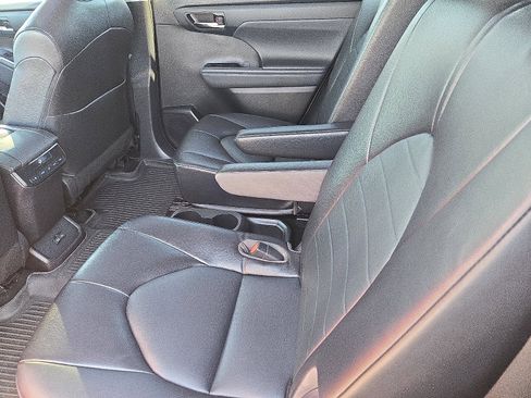 Used 2022 Toyota Highlander XLE image 10