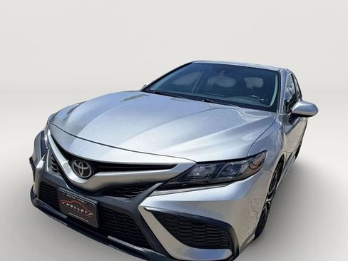 Used 2021 Toyota Camry SE FWD image 5