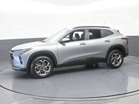 Used 2025 Chevrolet Trax LT w/ Driver Confidence Package FWD image 2
