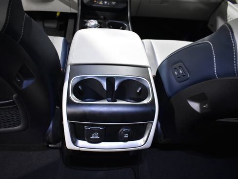 Used 2025 Kia Carnival SX Prestige image 31