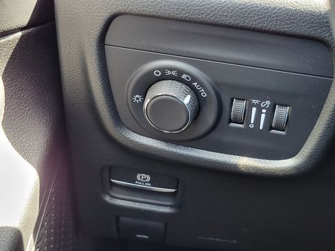 Used 2025 Jeep Grand Cherokee Laredo AWD/4WD image 11
