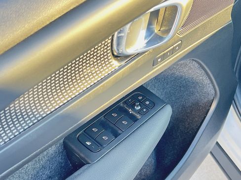 Used 2023 Volvo XC40 B5 Plus w/ Protection Package Premier image 15