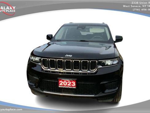 Used 2023 Jeep Grand Cherokee Laredo w/ Luxury Tech Group I image 2