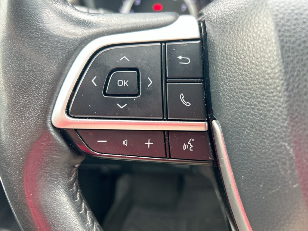 Used 2024 Toyota Highlander LE AWD/4WD image 16