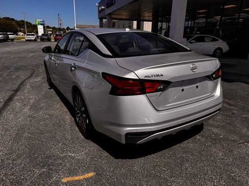 Used 2025 Nissan Altima 2.5 SV FWD image 9